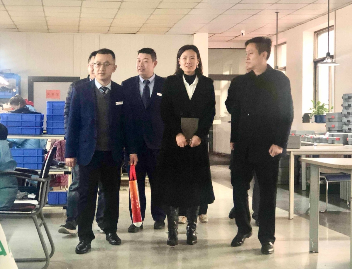 濟寧國家高新區(qū)蓼河智能產(chǎn)業(yè)園攜市農(nóng)商行、高新電視臺領導一行蒞臨科電儀器考察調研